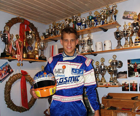Mange pokaler fra ind- og udland vidner om topresultater til Marco L. Sørensen i karting, som forhåbentlig skal føres videre i Formel Ford.